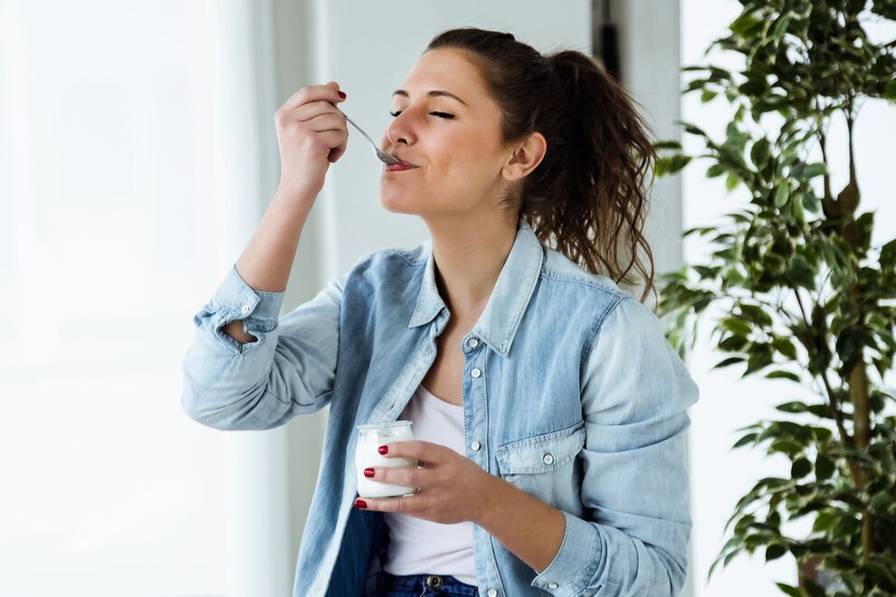 Регулярне вживання йогурту покращує роботу кишківника. 