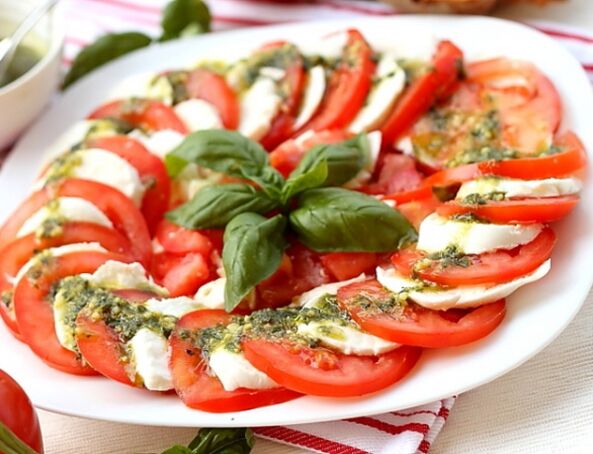 Капрезе стане чудовою закускою для тих, хто дотримується середземноморської дієти. 