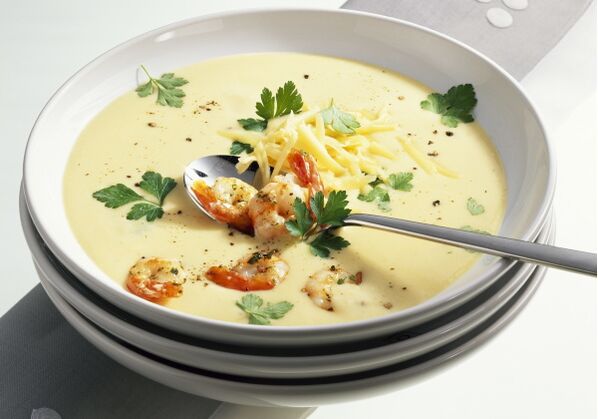 Обід середземноморської дієти може включати сирний крем-суп з морепродуктами