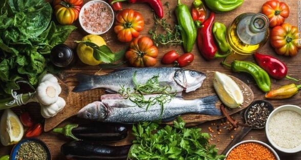 Риба та овочі – основні продукти в раціоні середземноморської дієти для схуднення